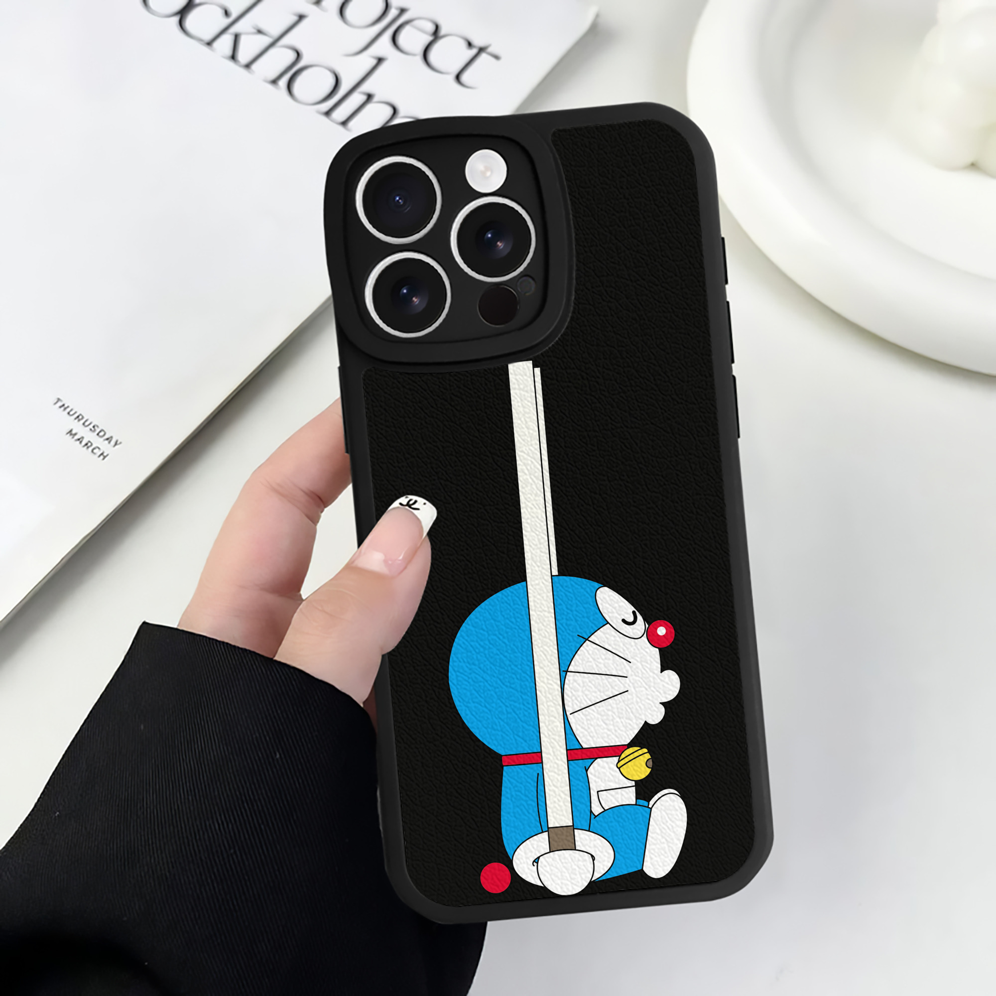 （画像用） ドラえもん Doraemon 【iPhone 16シリーズ対応】シリコンスマホケース（レザー調） 材質：シリコン